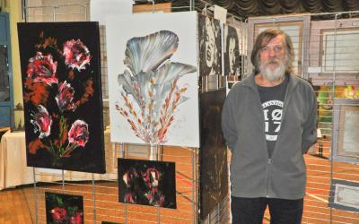 le peintre lors d'une exposition